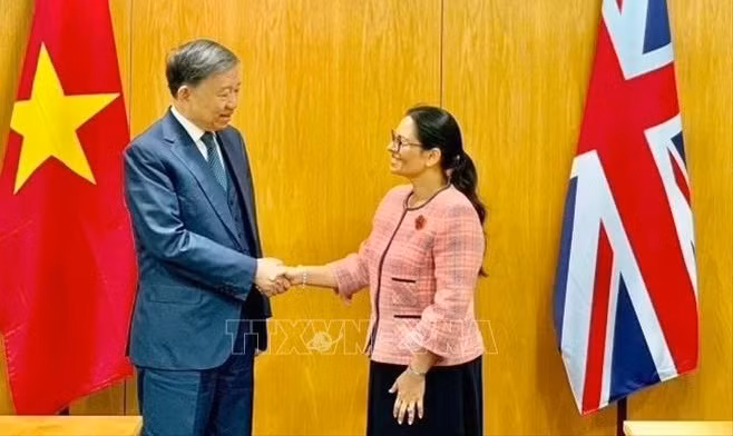 Le ministre vietnamien de la Sécurité publique rencontre la ministre britannique de l'Intérieur ảnh 1