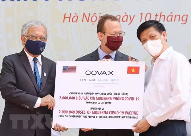 Le PM assiste au lancement de la campagne nationale de vaccination contre le COVID-19 ảnh 3