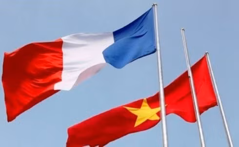 Fête nationale de France: les dirigeants vietnamiens présentent leurs vœux ảnh 1