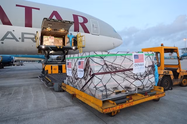 COVID-19 : Plus de 2 millions de doses du vaccin Moderna arrivent au Vietnam ảnh 3