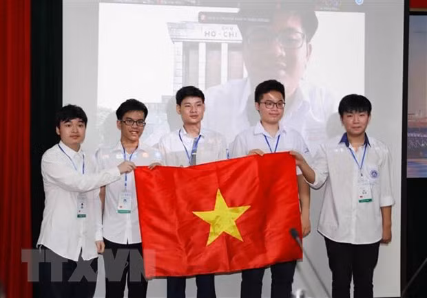 Les élèves vietnamiens font le plein de récompenses à l’IMO 2021 ảnh 1