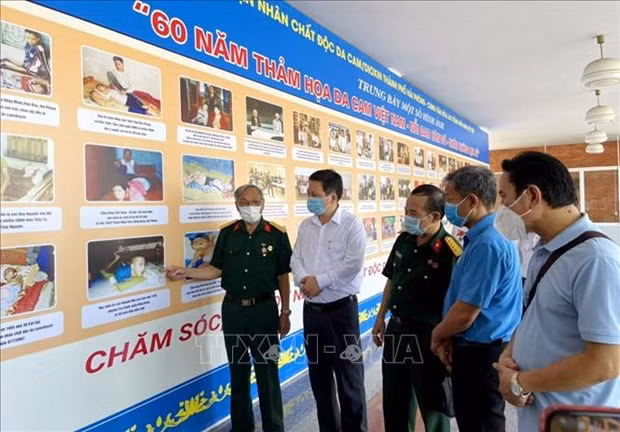 Une exposition de photos met en lumière la catastrophe de l'AO/dioxine au Vietnam ảnh 1