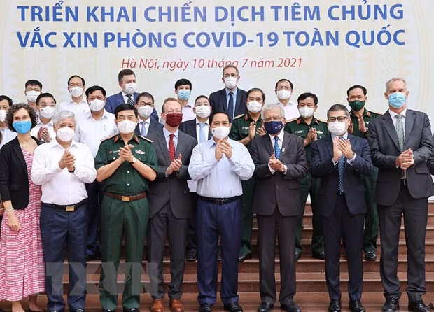 Le PM assiste au lancement de la campagne nationale de vaccination contre le COVID-19 ảnh 1