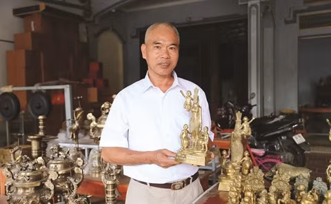 Un fondeur de bronze passe le flambeau aux jeunes ảnh 1