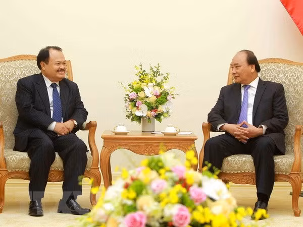 Le PM Nguyen Xuan Phuc reçoit le ministre laotien de l’Energie et des Mines ảnh 1