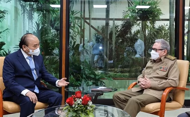 Le président Nguyen Xuan Phuc rencontre le général d’armée Raul Castro Ruz ảnh 1