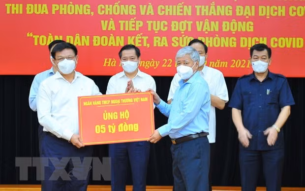 Dons de près de 36 milliards de dongs d’entreprises publiques pour la lutte contre le COVID-19 ảnh 1