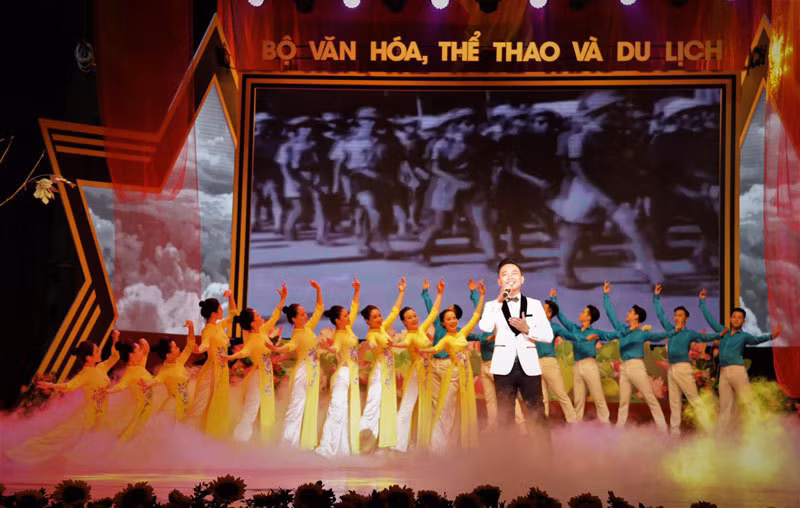 Un programme artistique en l'honneur de la Révolution d'Août et de la Fête nationale ảnh 1