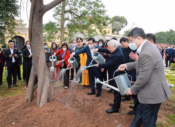 Le leader Nguyen Phu Trong fait offrande de baguettes d'encens à la Cité impériale de Thang Long ảnh 2
