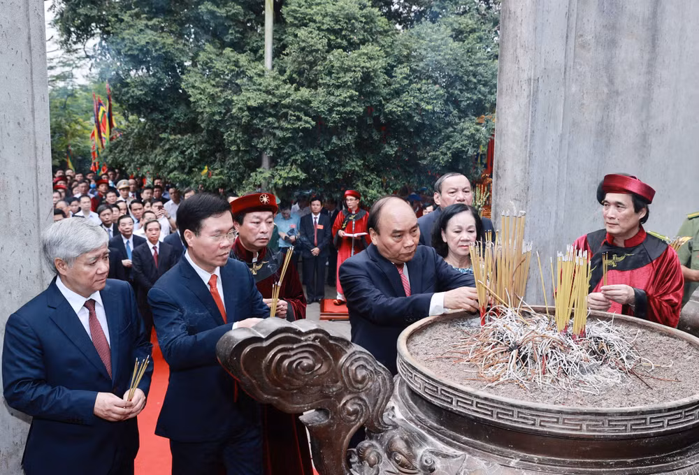 Le président Nguyen Xuan Phuc rend hommage aux rois fondateurs Hung à Viêt Tri ảnh 1