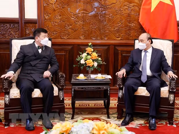 Le président Nguyen Xuan Phuc reçoit des ambassadeurs étrangers ảnh 1