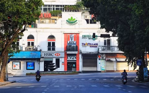 Hanoï s'engage fermement dans la lutte contre la pandémie ảnh 1