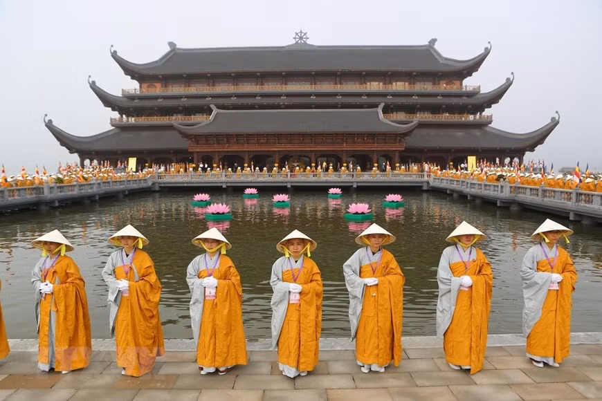 Le chef du FPV formule les vœux pour le 2565e anniversaire de Bouddha ảnh 1