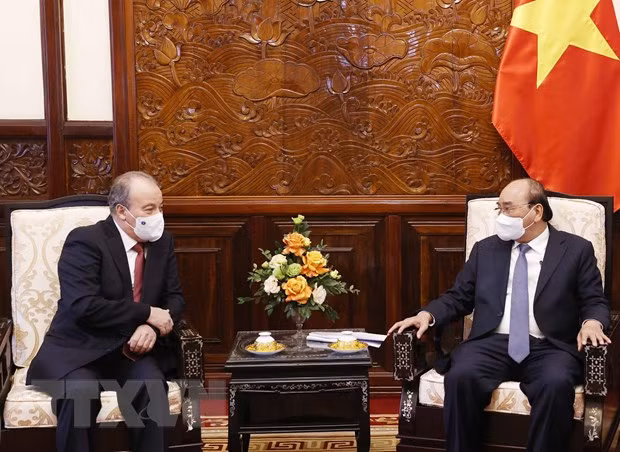 Le président Nguyen Xuan Phuc reçoit des ambassadeurs étrangers ảnh 4