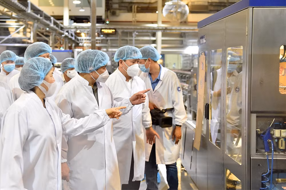 Le chef du gouvernement félicite les entrepreneurs vietnamiens pour leur Journée ảnh 2