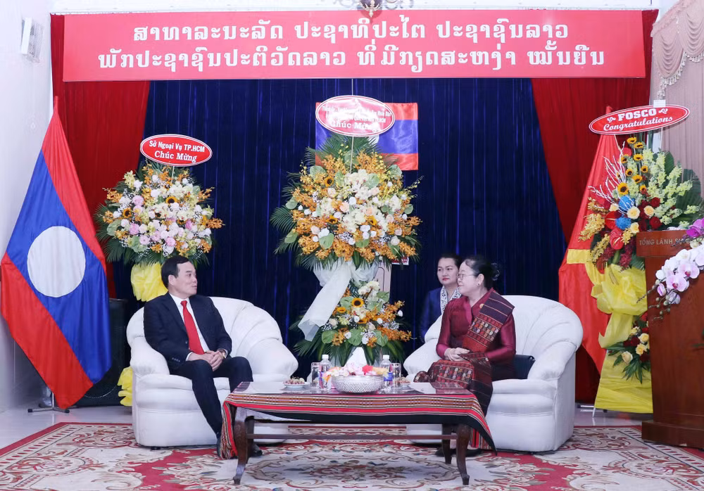 Des dirigeants de Ho Chi Minh-Ville félicitent le Laos à l'occasion de la fête Bunpimay ảnh 1 Des dirigeants de Ho Chi Minh-Ville félicitent le Laos à l'occasion de la fête Bunpimay ảnh 1