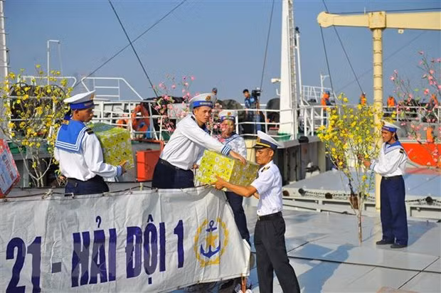 Cadeaux du Têt pour les militaires en mission sur la plate-forme DK1 ảnh 1