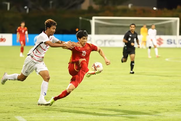 Le Vietnam bat le Cambodge 4-0 et se qualifie pour les demi-finales de la Coupe AFF Suzuki 2020 ảnh 1