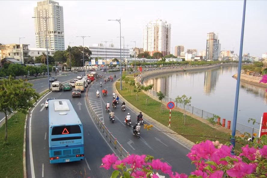 ​HCM-Ville donne la priorité aux investissements dans les projets ferroviaires et le BRT ảnh 2