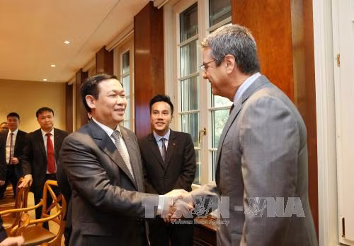 Le vice-PM Vuong Dinh Hue travaille avec des dirigeants de l’OMC ảnh 1