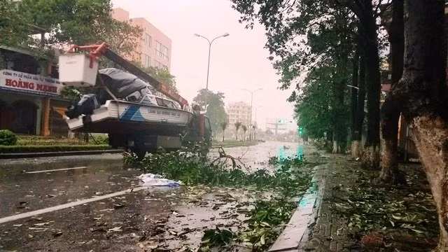 Message de sympathie du PM laotien au Vietnam après le passage du typhon Doksuri ảnh 1