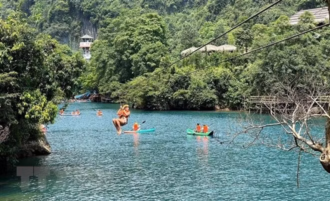 Des localités attirent un bon nombre de touristes pendant les congés du 30 avril et du 1er mai ảnh 2