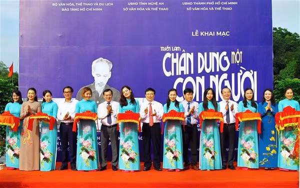 Conférence et expositions sur le Président Ho Chi Minh ảnh 2