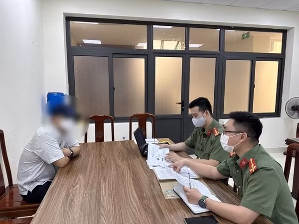 Un utilisateur de Facebook à Hai Phong condamné à une amende pour faux messages et commentaires ảnh 1
