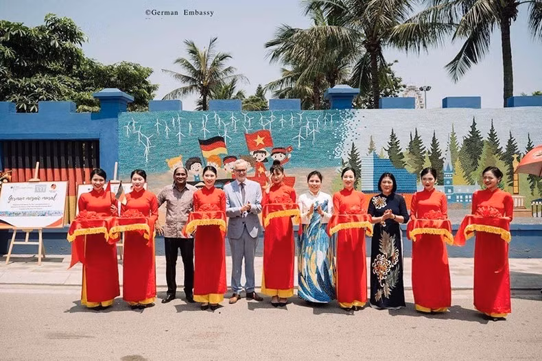 Une peinture murale inaugurée sous le signe de l’amitié Vietnam-Allemagne ảnh 1