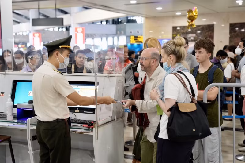Forte hausse du nombre de vols internationaux à l'aéroport de Noi Bai pendant les congés ảnh 1