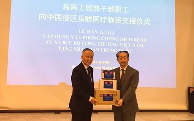 Le Vietnam fait don d'appareils médicaux au peuple chinois ảnh 1