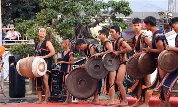 Un programme présente la culture et les coutumes traditionnelles des groupes ethniques ảnh 1