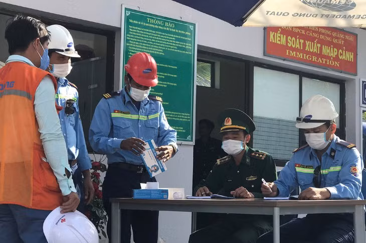 Coronavirus: le Vietnam renforce la prévention dans les zones industrielles et les ports maritimes ảnh 1