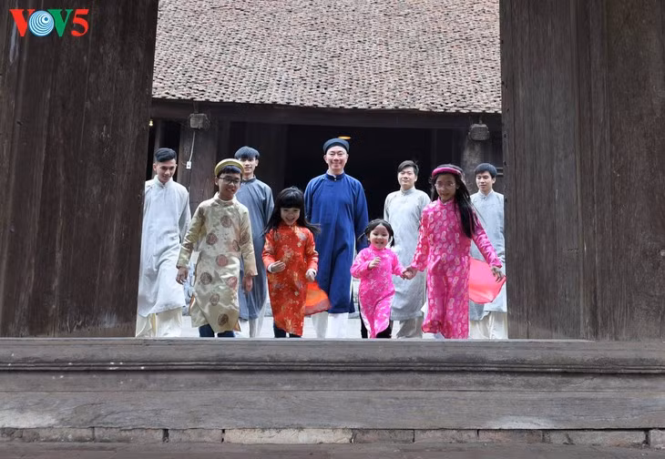 L’ao dai pour homme remis au goût du jour ảnh 3