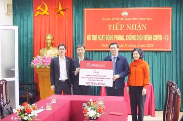 COVID-19: Agribank remet 800 millions de dongs à Vinh Phuc ảnh 1