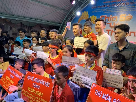 Binh Duong: De généreuses stars du football vietnamien ảnh 1