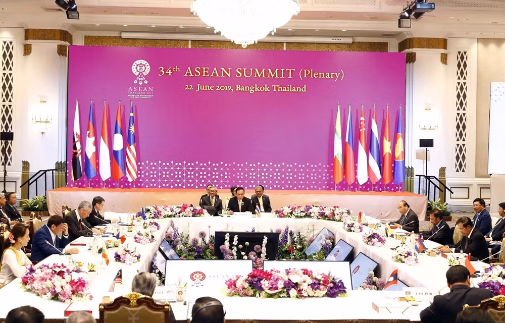 Le Premier ministre Nguyen Xuan Phuc assiste à la séance plénière du 34e sommet de l'ASEAN ảnh 1