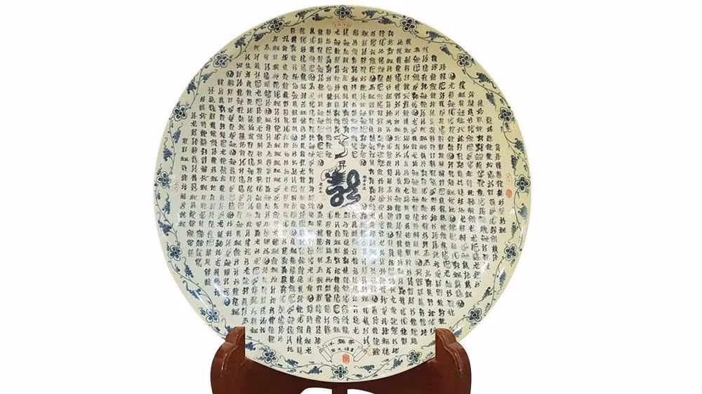 Une plaque en céramique de Chu Dâu remporte le record du monde Guinness ảnh 1