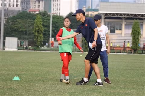 Football féminin: le Japonais Akira forme des jeunes vietnamiennes ảnh 1