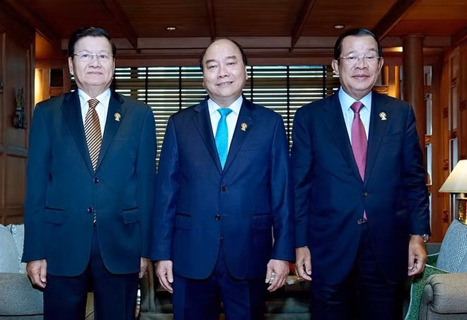 Le PM vietnamien rencontre ses homologues laotien et le cambodgien en marge du 34e sommet de l'ASEAN ảnh 1
