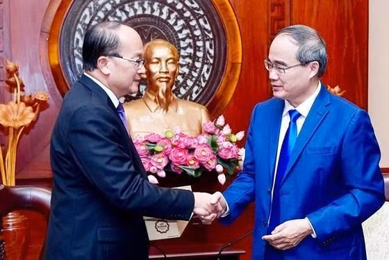 Une haute délégation de HCM-Ville en visite de travail à Singapour et en Indonésie ảnh 1