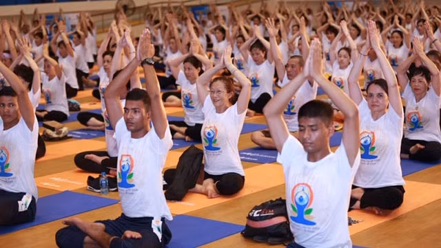 Près de 1 000 personnes pratiquent le yoga ensemble à Hanoi ảnh 1