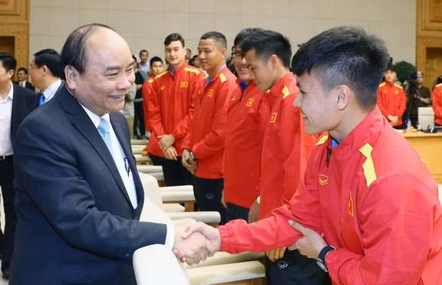 Nguyên Xuân Phuc encourage la sélection nationale de football en compétition en Thaïlande ảnh 1