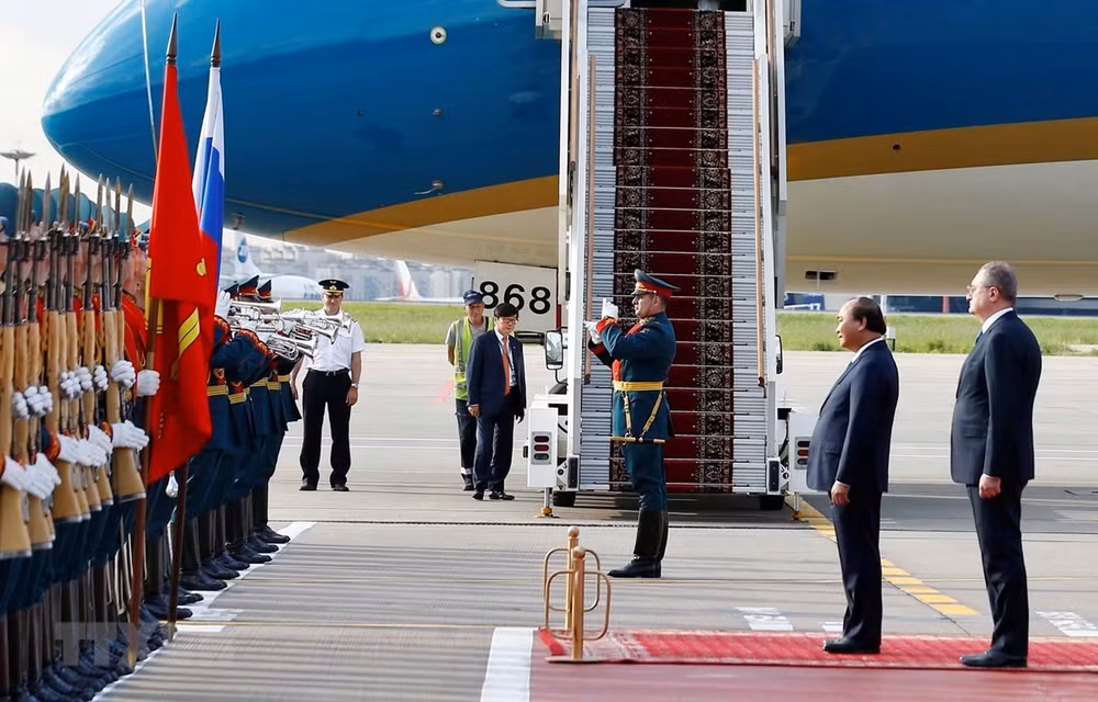 Cérémonie d'accueil en l’honneur du PM Nguyen Xuan Phuc à Moscou ảnh 1
