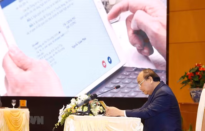 Le PM préside la première réunion du gouvernement via le système e-Cabinet ảnh 1