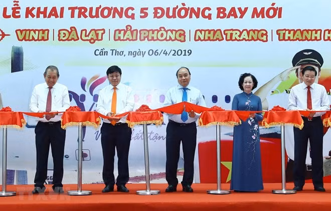 Le Premier ministre assiste à l'inauguration de 5 lignes aériennes à Can Tho ảnh 1