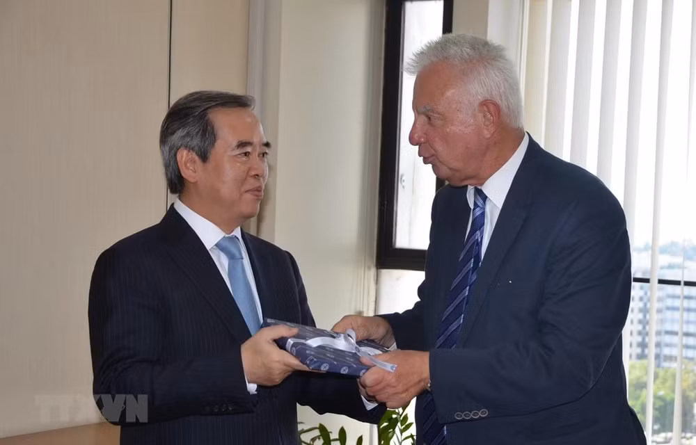 Une délégation du Parti communiste du Vietnam en visite de travaille en Grèce ảnh 1