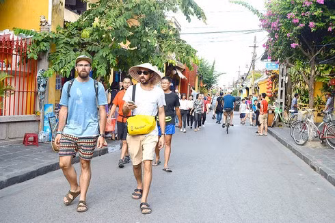 Le Vietnam accueille un nombre record de visiteurs étrangers en novembre ảnh 1