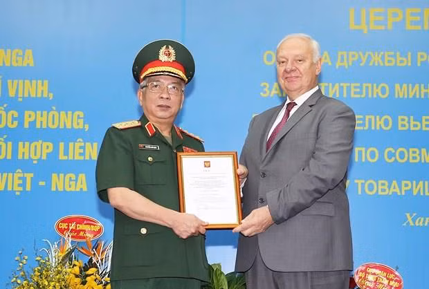Le vice-ministre de la Défense Nguyen Chi Vinh reçoit l’Ordre de l'amitié de la Russie ảnh 1