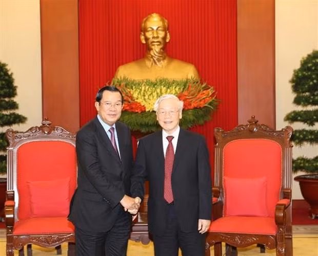  Le dirigeant Nguyen Phu Trong reçoit le Premier ministre cambodgien Hun Sen ảnh 1